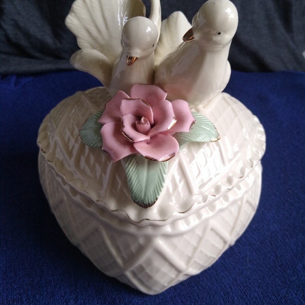 White Porcelain Ceramic Glazed Heart Shaped Trinket Jewelry Box w/ Doves& Flower